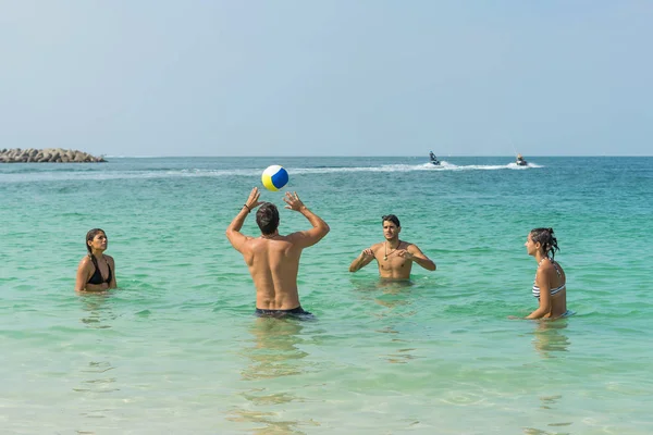 Fyra Unga Roliga Människor Spelar Volleyboll Stranden Vid Det Kusten — Stockfoto