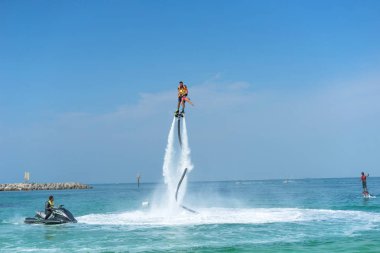 Baba ve kızı Karayip tropik sahilde yeni flyboard, poz. Olumlu insan duyguları, duygular, joy. Tatil yapma ve yaz zevk komik şirin çocuk.