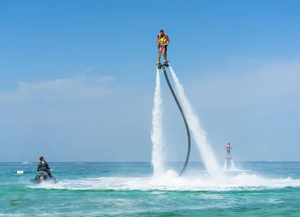 아버지와 카리브해 해변에서 새로운 Flyboard에서 긍정적인 인간의 여름을 즐기고 귀여운 — 스톡 사진