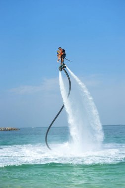 Baba ve kızı Karayip tropik sahilde yeni flyboard, poz. Olumlu insan duyguları, duygular, joy. Tatil yapma ve yaz zevk komik şirin çocuk.