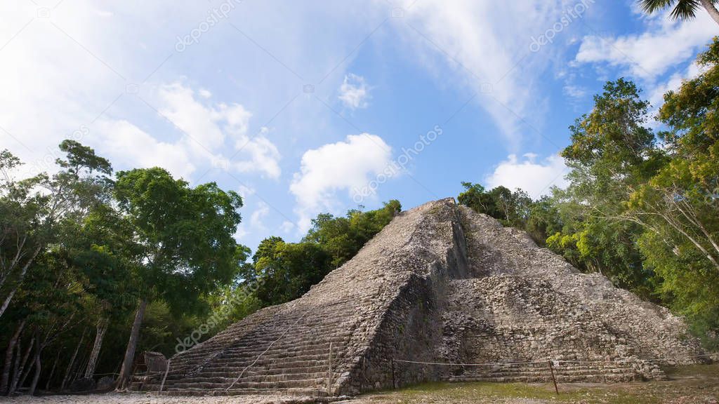 Mayan pyramid of Kukulcan El Castillo in Chichen Itza, Mexico