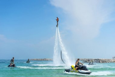 Adam Karayip tropik sahilde yeni flyboard, poz. Olumlu insan duyguları, duygular, joy. Tatil yapma ve yaz zevk komik, sevimli adamlar.