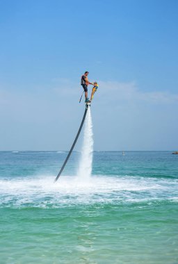 Baba ve kızı Karayip trop, yeni flyboard, poz