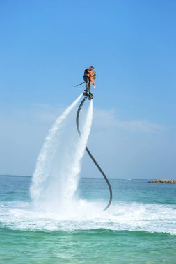 Baba ve kızı Karayip trop, yeni flyboard, poz
