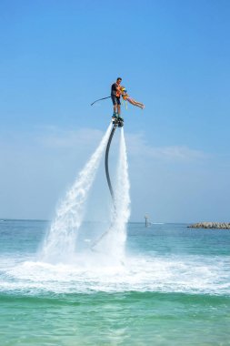 Baba ve kızı Karayip trop, yeni flyboard, poz