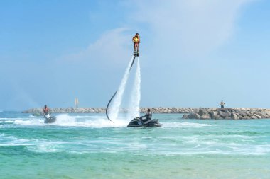 Baba ve kızı Karayip trop, yeni flyboard, poz