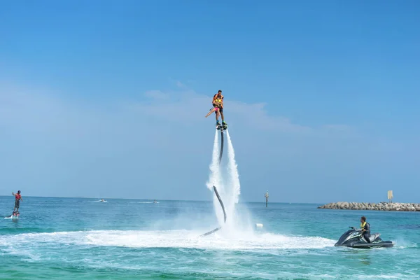 Vater Und Tochter Posieren Tropischen Strand Einem Neuen Fliegenbrett Positive — Stockfoto