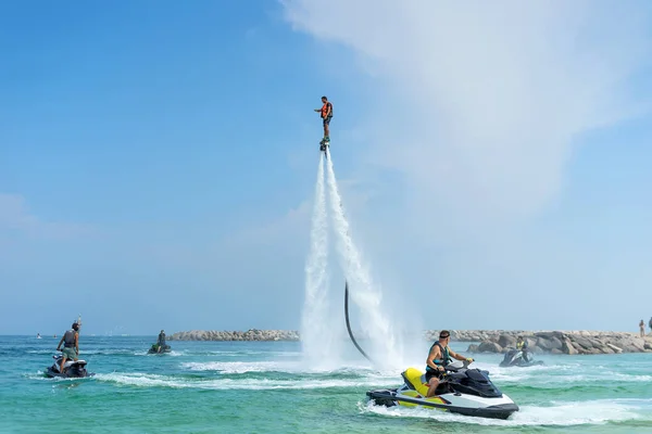 Adam Karayip tropik sahilde yeni flyboard, poz. Olumlu insan duyguları, duygular, joy. Tatil yapma ve yaz zevk komik, sevimli adamlar.