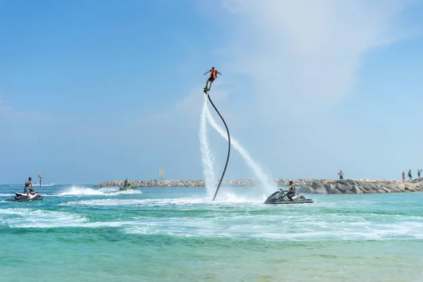 Adam Karayip tropik sahilde yeni flyboard, poz. Pozitif