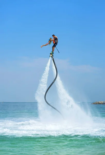 Baba ve kızı Karayip trop, yeni flyboard, poz