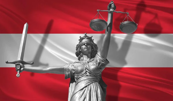 오스트리아의 테미스 정의의 하나님의 정의의 동상입니다 Femida 규모와 오스트리아 플래그 — 스톡 사진