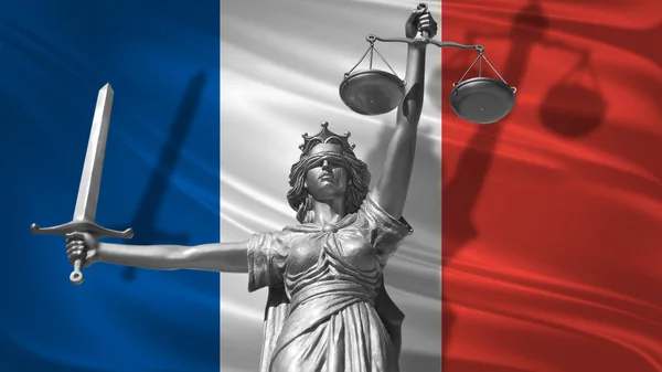 法律的掩护 正义的上帝雕像 Themis 与法国的旗子背景 原始的正义雕像 Femida 以规模 正义的象征与法国 Flag — 图库照片