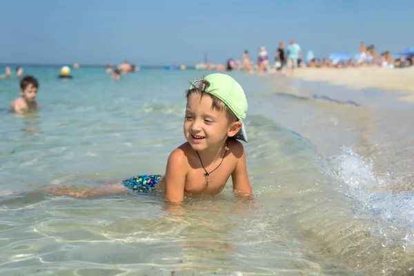 Glücklicher Kleiner Junge Der Den Sommerstrand Betritt — Stockfoto