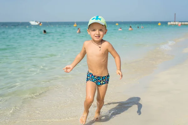 四岁男婴在塞舌尔海滩玩 — 图库照片