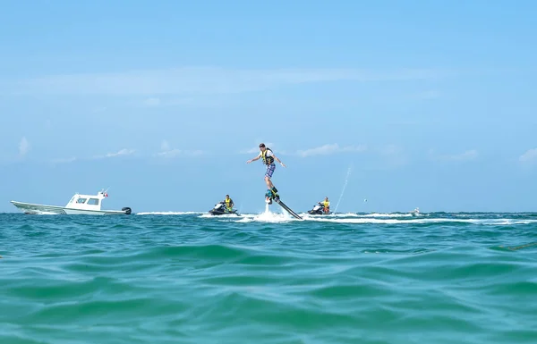 Uomo Posa Nuovo Flyboard Sulla Spiaggia Tropicale Dei Caraibi Emozioni — Foto Stock