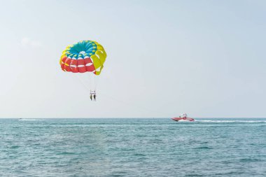 Deniz suyu - Alanya, Türkiye içinde bir tekne ile çekilmiş renkli parasail kanat