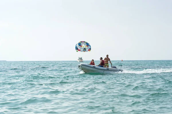 Aile Parasail Colorée Tirée Par Bateau Dans Eau Mer Alanya — Photo