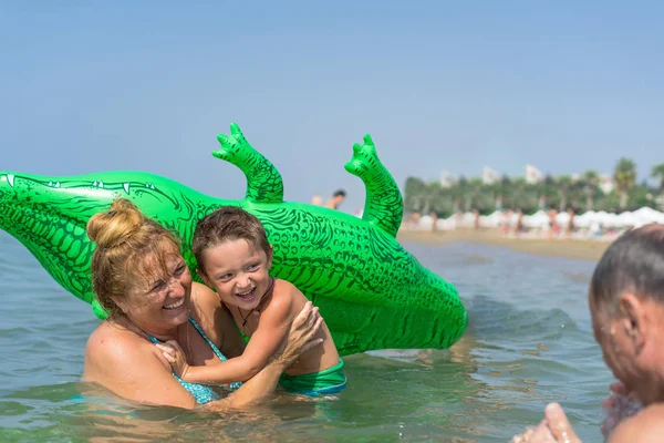 Улыбающийся Дедушка Бабушка Внук Играют Плескаются Морской Воде Портрет Счастливого — стоковое фото