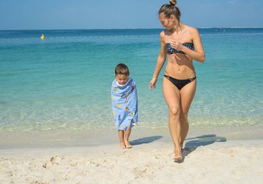 Mutlu anne ve oğlu oynayan gülümseyen ve plajda çalışan. Dostu aile kavramı