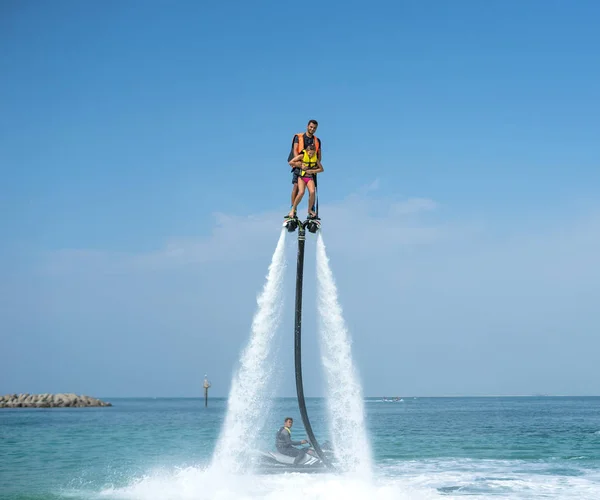 아버지와 해변에서 새로운 Flyboard에서 긍정적인 인간의 여름을 즐기고 귀여운 — 스톡 사진