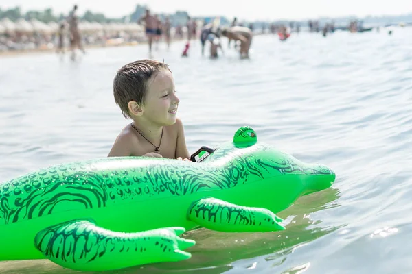 Щасливі Усміхнений Хлопчик Бігти Грати Хвилі Пляжі Італія Літо — стокове фото
