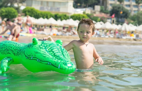 Glücklich Lächelnde Kleine Junge Laufen Spiel Mit Wellen Strand Italien — Stockfoto