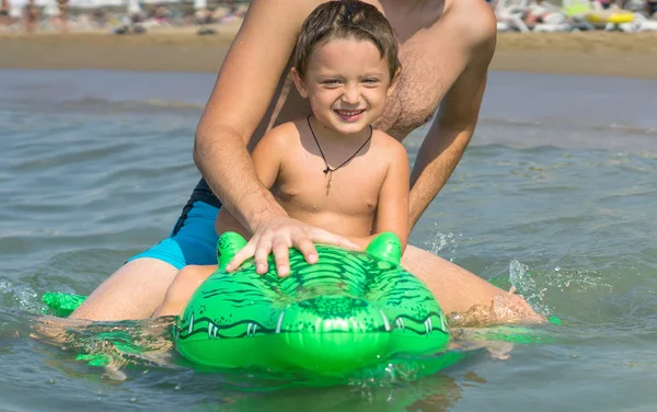 Grand Père Petit Fils Souriants Jouant Éclaboussant Dans Eau Mer — Photo