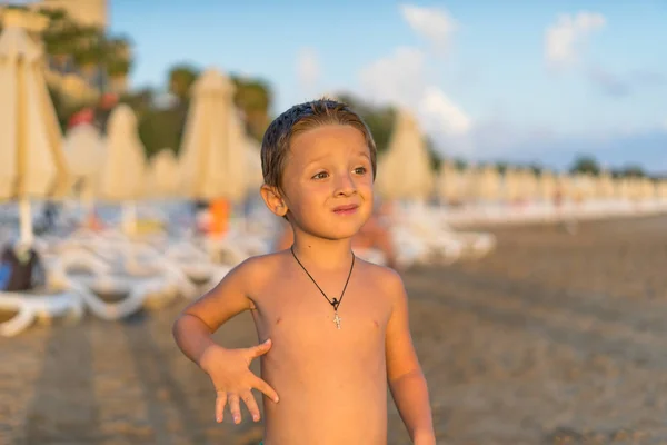 Junge Mutter Und Lächelnder Kleiner Sohn Beim Sonnenuntergang Strand Positive — Stockfoto