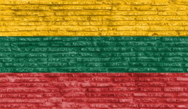 Eski tuğla duvara renkli bir Litvanya bayrağı asmışlar. Görüntü.