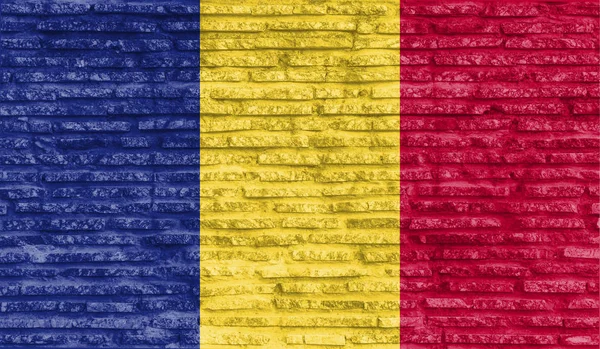 五彩斑斓的罗马尼亚国旗挂在古老的砖墙上 说明1 — 图库照片