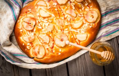 Armut ve badem ile taze hazırlanmış meyve pasta