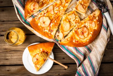 Armut ve badem ile taze hazırlanmış meyve pasta