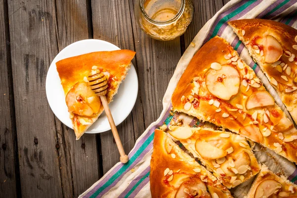 Pastel de frutas recién preparado con peras y almendras — Foto de Stock