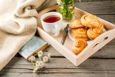 Taze pişmiş çörekler ile rahat kahvaltı