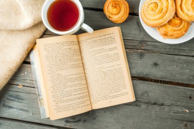 Taze pişmiş çörekler ile rahat kahvaltı