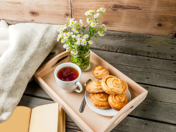 Cozy breakfast with freshly baked scones — Stock Photo, Image