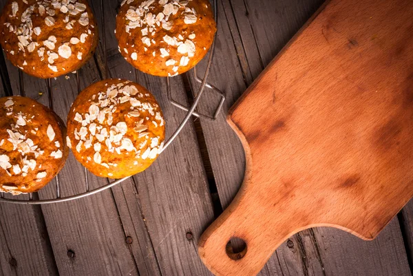 Comida saludable - magdalenas de calabaza recién horneadas con harina de avena — Foto de Stock