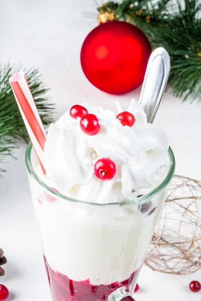Christmas cranberry smoothie och yoghurt med vispgrädde — Stockfoto