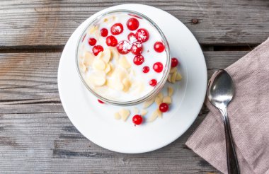 Hafif ve sağlıklı bir kahvaltı: yulaf ezmesi yoğurt, badem ve çilek.