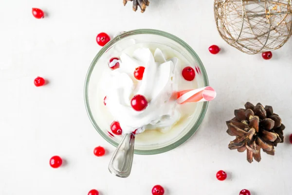 Christmas cranberry smoothie och yoghurt med vispgrädde — Stockfoto