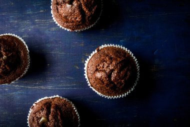 Çikolatalı kek fırından yeni çıkmış 