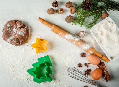 Geleneksel Noel gingerbread çerezleri pişirme kız