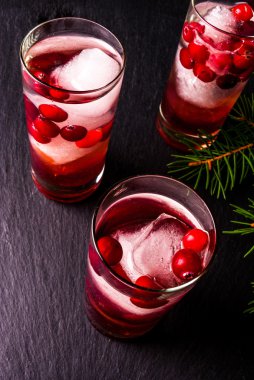 Buz ve kızılcık votka kokteyl serinletici