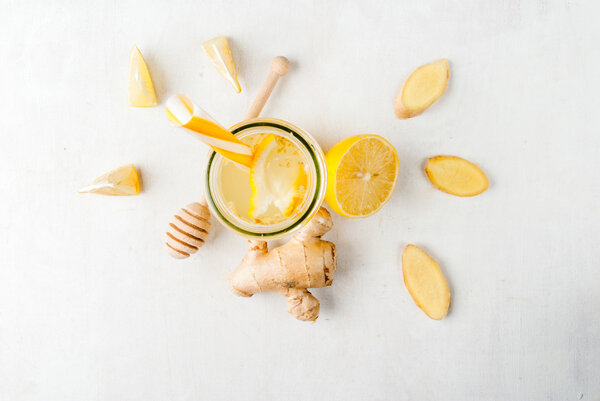 Имбирно-лимонный напиток в бутылке с соломинкой
