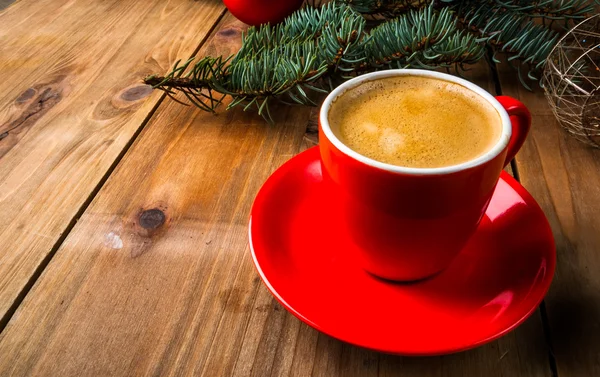 Christmas breakfast, fragrant coffee next to the Christmas tree branches — Stock Photo, Image