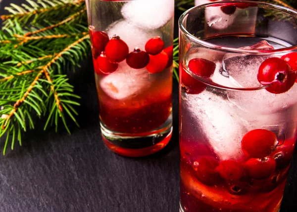 Cóctel refrescante con vodka con hielo y arándano —  Fotos de Stock