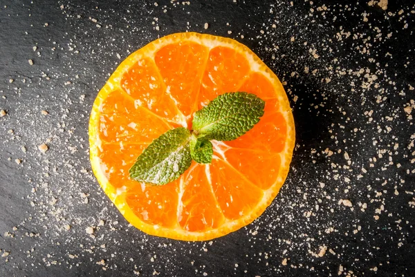 Fresh sliced tangerine with leaf mint and cane sugar — Stock Photo, Image