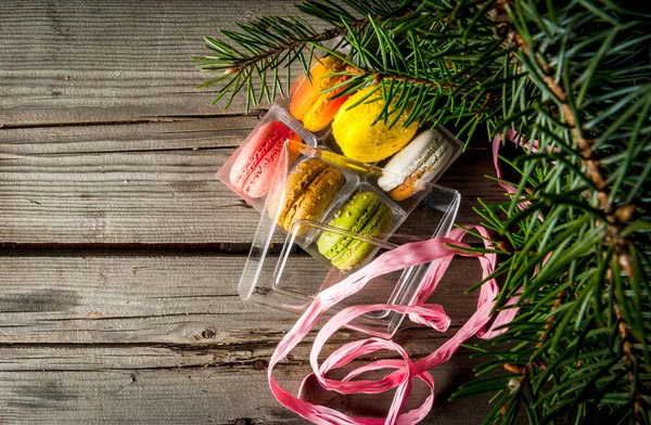 Scatola regalo trasparente con macaron come regalo per Natale — Foto Stock