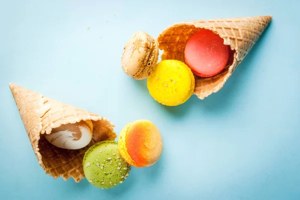 Biscoitos macaroons multicoloridos com cones de sorvete — Fotografia de Stock