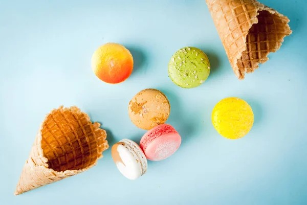Galletas macarrones multicolores con conos de helado — Foto de Stock